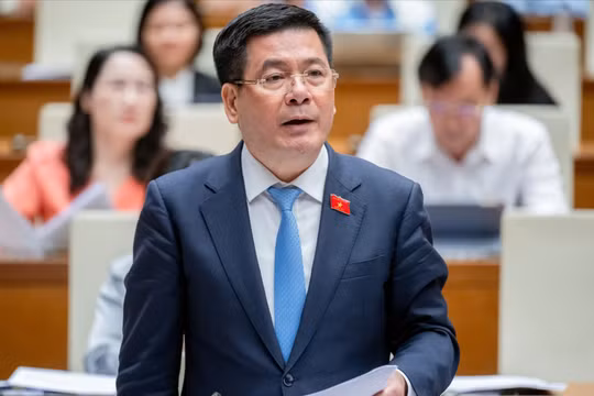 Bộ trưởng Nguyễn Hồng Diên cho biết biểu giá điện đã được đề xuất giảm từ 6 bậc xuống còn 5 bậc. Ảnh Quochoi.vn