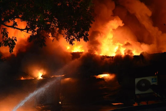 Một cảnh sát bị ngạt khói khi chữa cháy quán bar ở Hà Nội