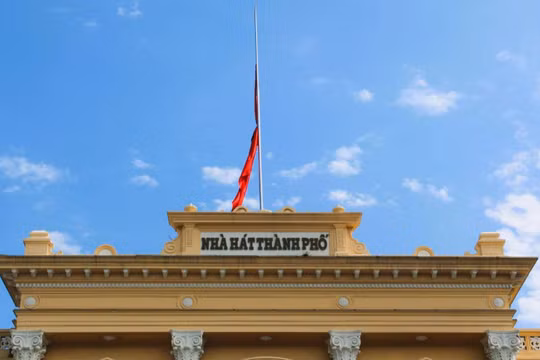 Khu vực nhà hát TP Hà Nội đã được treo cờ rủ.