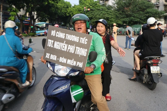 Ông Dũng tắt app công nghệ, chở miễn phí người dân đến đám tang.