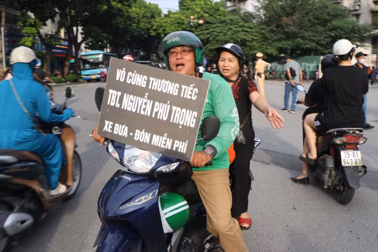 Ông Dũng tắt app công nghệ, chở miễn phí người dân đến đám tang.