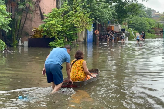 Nhiều tuyến đường bị ùn tắc. Ảnh H.N.P.