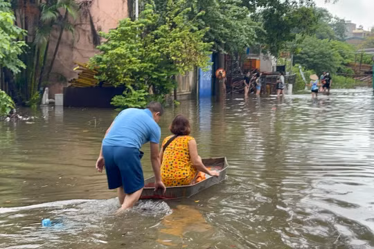 Nhiều tuyến đường bị ùn tắc. Ảnh H.N.P.