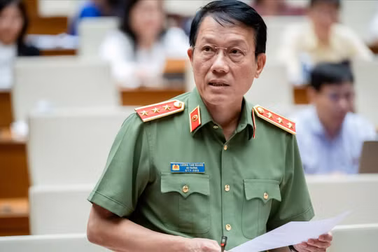 Bộ trưởng Bộ Công an Lương Tam Quang trả lời chất vấn. Ảnh: Quochoi.vn