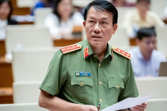 Bộ trưởng Bộ Công an Lương Tam Quang trả lời chất vấn. Ảnh: Quochoi.vn