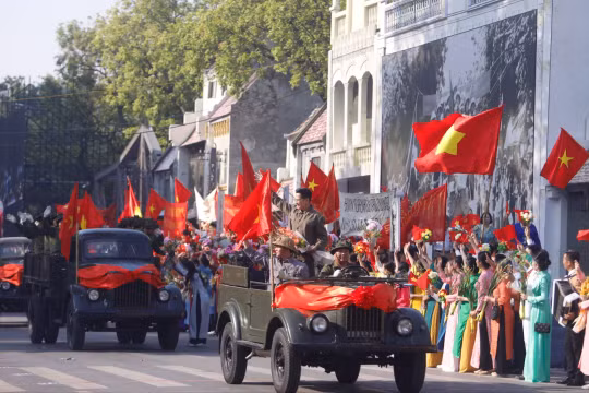 Tái hiện hình ảnh đoàn quân tiếp quản Thủ đô mừng Ngày giải phóng