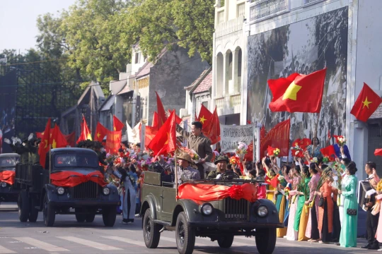 Tái hiện hình ảnh đoàn quân tiếp quản Thủ đô mừng Ngày giải phóng