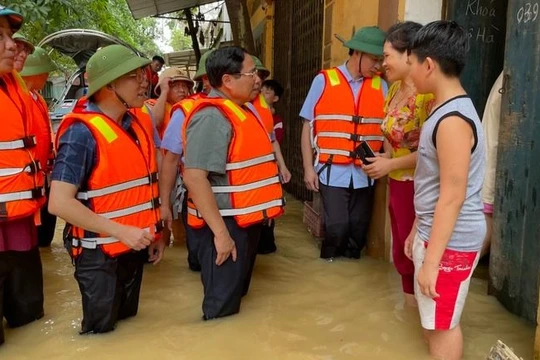 Thủ tướng thăm hỏi xã có 9.000 dân bị chia cắt bởi mưa lũ 