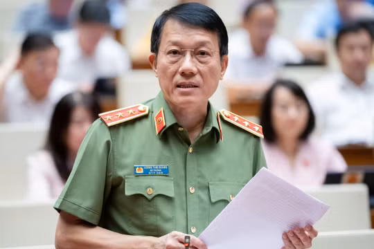 Bộ trưởng Lương Tam Quang trả lời chất vấn. Ảnh: Quochoi.vn