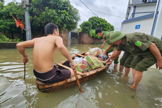 Cận cảnh nơi 700 hộ dân ở Hà Nội chìm trong "biển nước", chèo thuyền đi lại