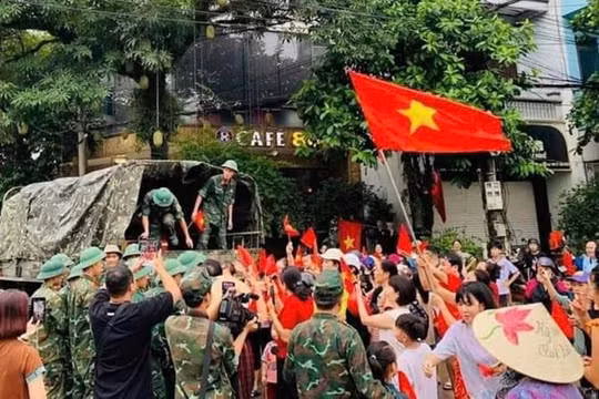 Xúc động hình ảnh người dân mang cờ, hoa chào tạm biệt các chú bộ đội