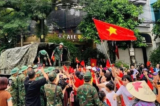Xúc động hình ảnh người dân mang cờ, hoa chào tạm biệt các chú bộ đội