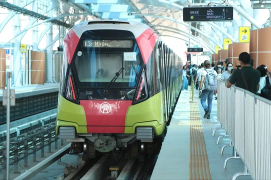 Đoàn tàu Metro Nhổn - ga Hà Nội.
