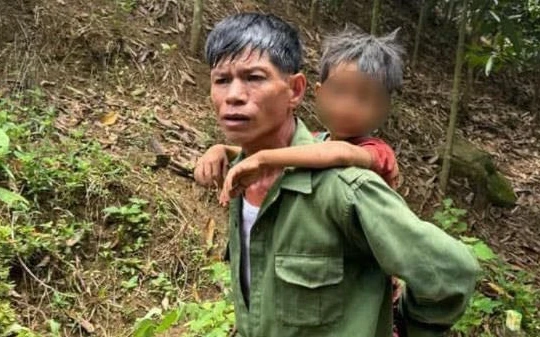 Đi lạc 5 ngày 4 đêm trong rừng, bé trai 6 tuổi làm gì để sinh tồn?