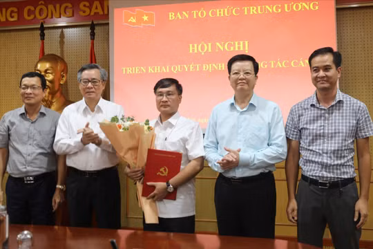 Lãnh đạo Ban và lãnh đạo Văn phòng Ban, Vụ Tổ chức - Cán bộ cơ quan chúc mừng ông Phan Văn Trọng. 