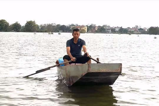 Ô tô bị nước cuốn trôi, 2 người trên xe được vợ chồng ngư dân cứu trong đêm