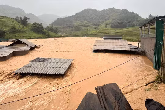 Nước lũ dâng đến mái nhà, nhiều nơi ở Yên Bái, Lạng Sơn bị ngập sâu