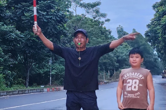 Con trai "gây sốt" vì đứng chỉ đường cho xe tránh nơi ngập lụt, bố nói gì?