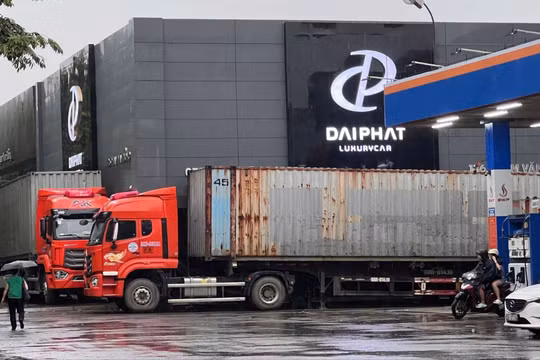 Hà Nội: Dùng xe container chặn cửa ngăn gió, chống bão số 3