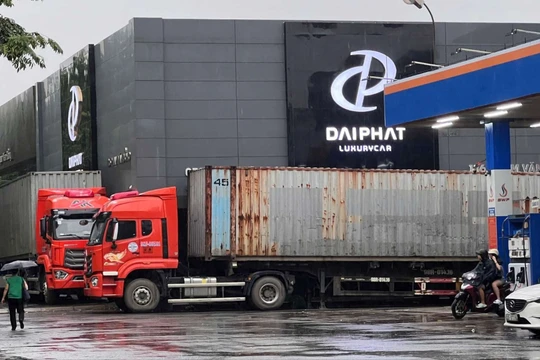 Hà Nội: Dùng xe container chặn cửa ngăn gió, chống bão số 3