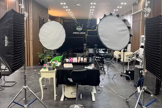 Thu giữ 10.000 chai nước hoa không rõ nguồn gốc bán trên kênh TikTok Phan Thủy Tiên 