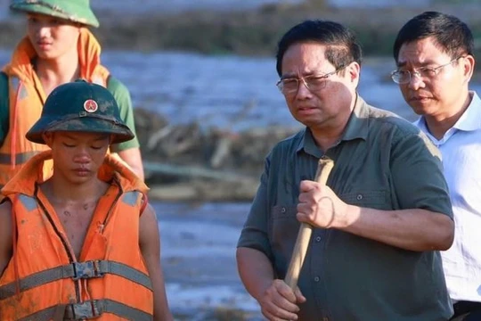 Thủ tướng: "Xót xa, đau đớn khi tận mắt chứng kiến ngôi làng, tài sản của đồng bào bị lũ tàn phá"