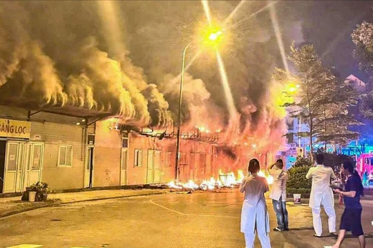 Cháy lớn tại kho để đồ Bệnh viện Đa khoa Đức Giang