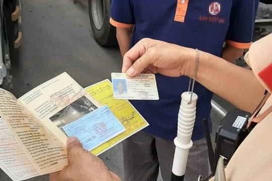 Bộ Công an đề xuất các hành vi bị trừ điểm trong giấy phép lái xe đối với tài xế xe máy. Ảnh minh họa.