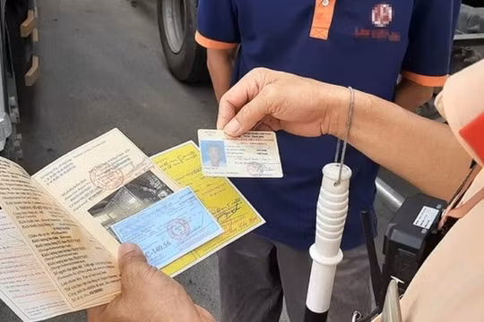 Bộ Công an đề xuất các hành vi bị trừ điểm trong giấy phép lái xe đối với tài xế xe máy. Ảnh minh họa.