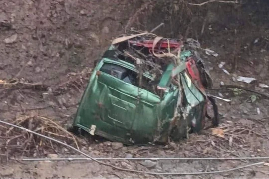 Tìm thấy thi thể nạn nhân thứ ba trong vụ sập cầu Phong Châu