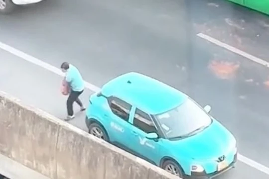 Lái xe taxi dọn 100 viên gạch rơi giữa đường: "Nếu tôi không làm thì trái với lương tâm"