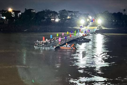 Tạm đóng cầu phao Phong Châu do mực nước sông Thao lên nhanh, chảy xiết