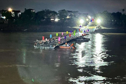 Tạm đóng cầu phao Phong Châu do mực nước sông Thao lên nhanh, chảy xiết