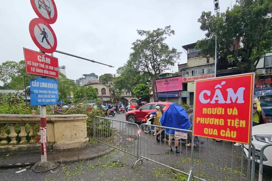 Nước sông Hồng dâng cao, Hà Nội cấm cầu Long Biên