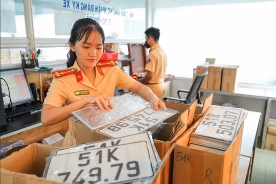 Từ 1/8, chủ xe máy, ô tô có thể bấm biển số trên app, không cần mang xe đi đăng ký