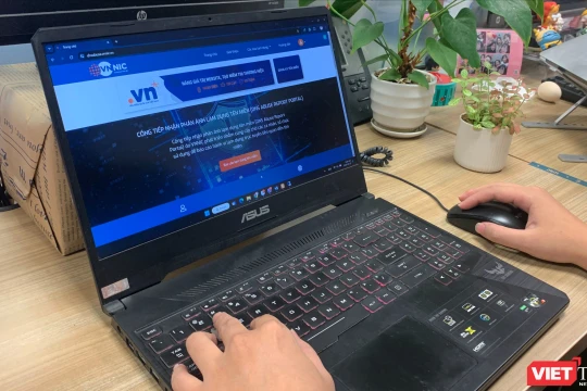 Với 4 bước thao tác, người dân có thể phản ánh các hành vi lạm dụng tên miền.