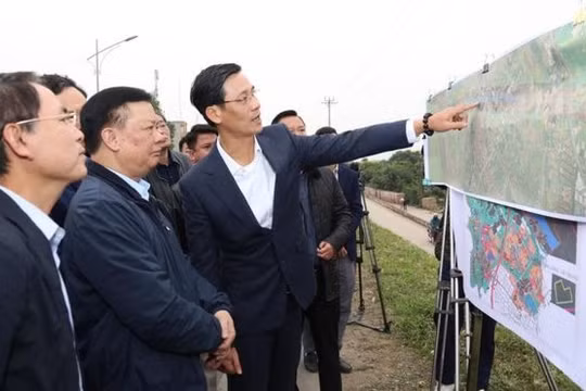 Ông Lê Thanh Nam báo cáo Bí thư Thành ủy Đinh Tiến Dũng về quy hoạch đường Vành đai 4 chạy qua huyện Đan Phượng.