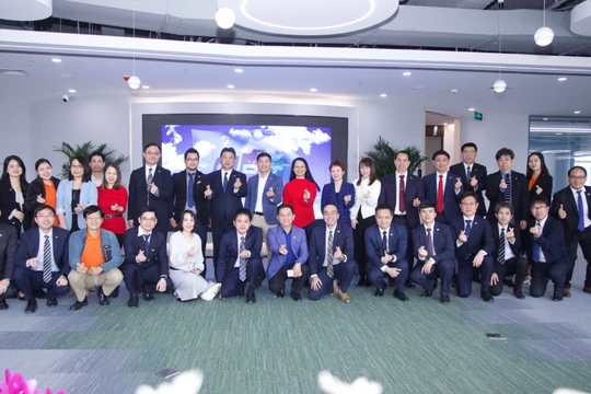 Tập thể lãnh đạo và nhân viên FPT tại văn phòng Đại Liên.