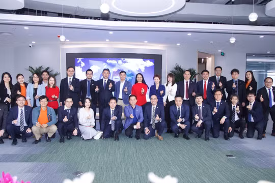 Tập thể lãnh đạo và nhân viên FPT tại văn phòng Đại Liên.