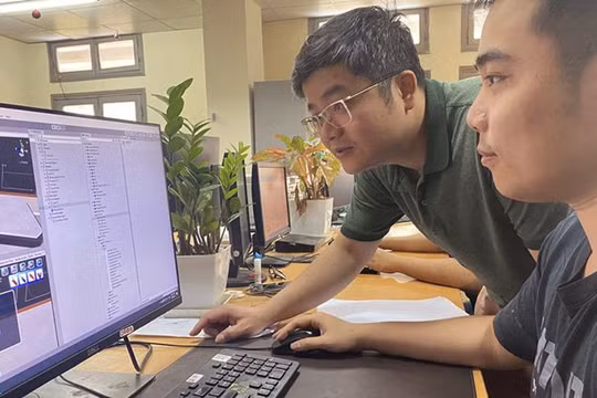 Giảng viên và học viên Học viện Công nghệ Bưu chính Viễn thông cùng nghiên cứu.