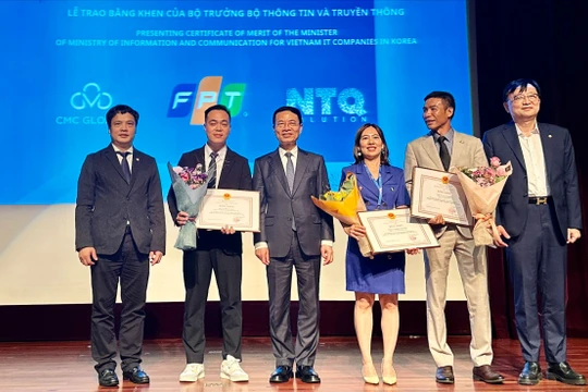 Bộ trưởng Bộ Thông tin và Truyền thông Nguyễn Mạnh Hùng trao bằng khen cho 3 doanh nghiệp công nghệ số Việt tại Hàn Quốc gồm FPT Korea, NTQ Solution Korea và CMC Korea. 