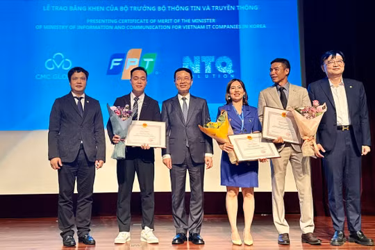Bộ trưởng Bộ Thông tin và Truyền thông Nguyễn Mạnh Hùng trao bằng khen cho 3 doanh nghiệp công nghệ số Việt tại Hàn Quốc gồm FPT Korea, NTQ Solution Korea và CMC Korea. 
