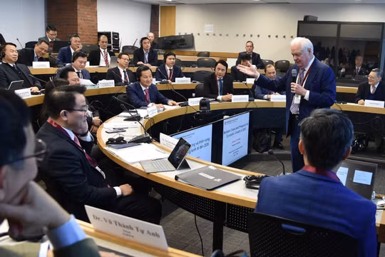 Phó Thủ tướng Chính phủ Lê Minh Khái cùng đoàn Việt Nam trong cuộc trao đổi với các giáo sư 