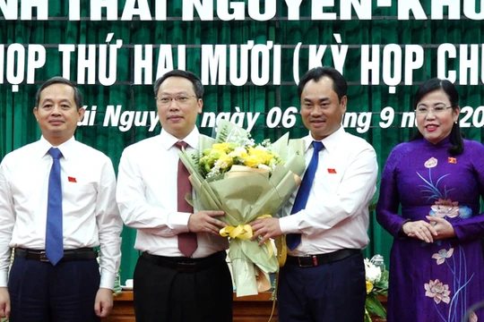 Tân Chủ tịch UBND tỉnh Thái Nguyên Nguyễn Huy Dũng (thứ hai, trái sang).