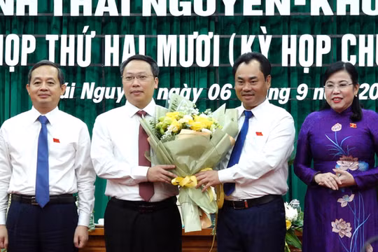 Tân Chủ tịch UBND tỉnh Thái Nguyên Nguyễn Huy Dũng (thứ hai, trái sang).