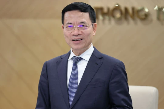 Bộ trưởng Nguyễn Mạnh Hùng cho rằng cần chú ý đến các đề tài khoa học công nghệ về khoa học quản lý, về đổi mới sáng tạo.