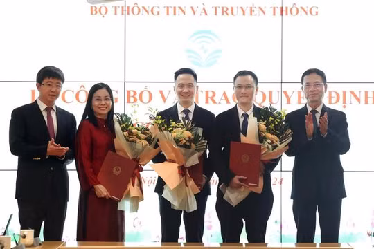 Bộ trưởng Nguyễn Mạnh Hùng và Thứ trưởng Bùi Hoàng Phương trao quyết định bổ nhiệm cho ông Nguyễn Anh Cương (thứ hai phải sang), ông Nguyễn Thiện Nghĩa (đứng giữa), bà Nguyễn Thị Hồng Thúy.