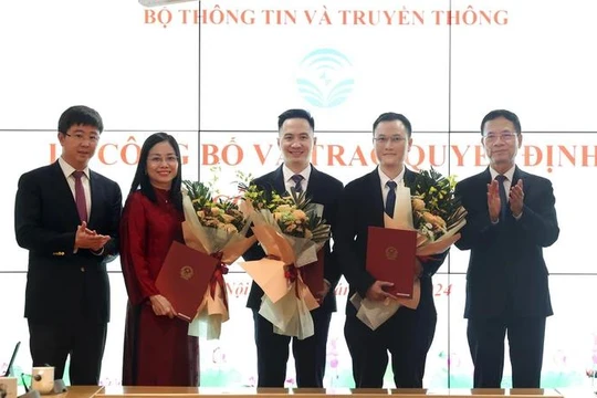 Bộ trưởng Nguyễn Mạnh Hùng và Thứ trưởng Bùi Hoàng Phương trao quyết định bổ nhiệm cho ông Nguyễn Anh Cương (thứ hai phải sang), ông Nguyễn Thiện Nghĩa (đứng giữa), bà Nguyễn Thị Hồng Thúy.