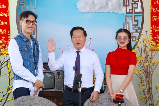 Ông Hoàng Tùng, Chủ tịch UBND TP Thủ Đức (giữa) tham gia trong livestream bán hàng cùng các nhà sáng tạo nội dung.