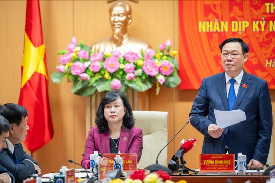 Chủ tịch Quốc hội đề nghị ngành y tế nghiên cứu, đề xuất chế độ, chính sách đãi ngộ phù hợp cho cán bộ y tế trong tổng thể cải cách chính sách tiền lương.